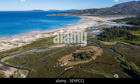 Ein spektakulärer Blick aus der Luft zeigt die Mäander des Flusses Vadebois, die sich durch Sümpfe und weiße Sanddünen winden, bevor sie in den Atlantischen Ozean fließen Stockfoto