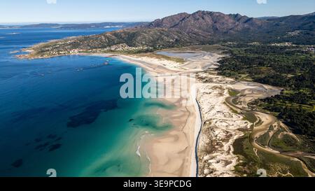Spektakuläre Aussicht auf den Strand von Carnota in Galicien. Das Bild fängt den weiten weißen Sand, die Dünen und die Mündung des Flusses Vadebois mit dem imposanten MoU ein Stockfoto