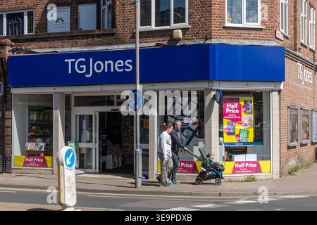 TG Jones Ladengeschäft, Zeitungsgeschäft und Briefpapier hat vor kurzem WH Smith Shops in England, Großbritannien übernommen Stockfoto