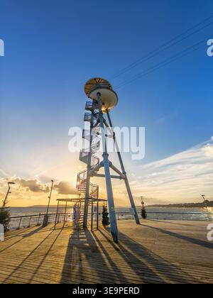 Ein hoher Turm mit einer Wendeltreppe oben. Der Turm ist von einer hölzernen Terrasse umgeben und der Himmel ist blau. Bournemouth, Vereinigtes Königreich, Großbritannien Stockfoto