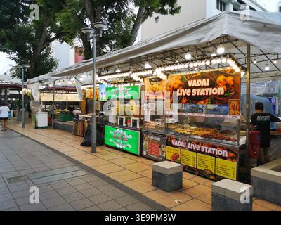 Singapore Night Market Street Food Stand mit hellen Schildern und lokaler Küche. Ideal für Reisen, Kultur, kleine Unternehmen, Street Food und städtisches Leben Stockfoto