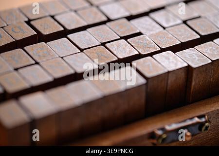 Makroaufnahme mit Seitenprofil, die Stempel mit Gummistruktur in Holzkiste zeigt Stockfoto