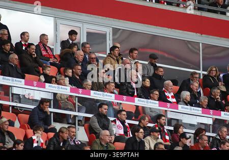 Fußball, Männer, Bundesliga, Saison 2025/2026, FC Bayern München - VFB Stuttgart, Allianz Arena Dieter Hoeness mit Karl Heinz Rummenigge, Uli Hoeneß, Hoeness, Ehrenpräsident (FC Bayern München), Herbert Hainer, Präsident (FC Bayern) Stockfoto
