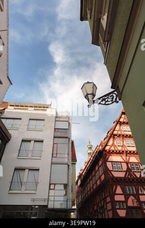 Flacher Blickwinkel im Kontrast zu moderner und traditioneller Fachwerkarchitektur in Esslingen Stockfoto