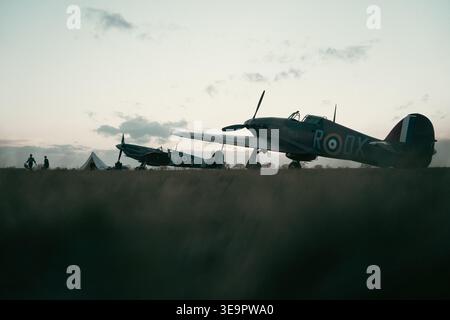Hawker Hurricane Mk1 P2902 RDX & Supermarine Spitfire MkVc in der Abenddämmerung, Sywell Aerodrome Battle of Britain Stockfoto