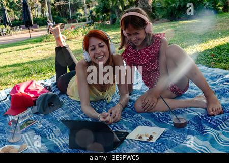 Mutter und Tochter genießen Technik und Natur während des Ausflugs Stockfoto