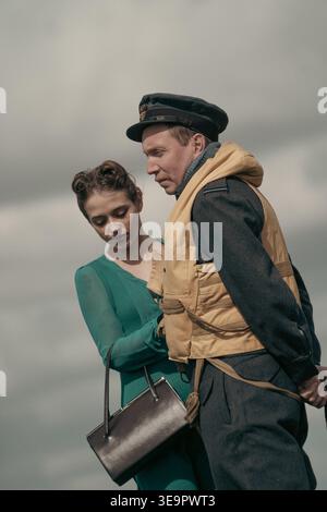 RAF Spitfire Pilot in Schwimmweste und Spitzmütze mit Frau in grünem Kleid beim Sywell Aerodrome Battle of Britain Nachstellung Stockfoto