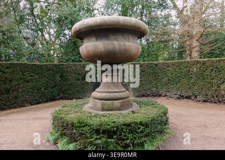 Große Ziersteinurne in formeller Gartenanlage in Biddulph Grange Stockfoto