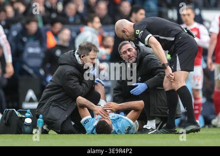 Manchester, Großbritannien. April 2026. Rodrigo aus Manchester City wird während des Premier League-Spiels Manchester City gegen Arsenal am 19. April 2026 im Etihad Stadium, Manchester, Großbritannien behandelt (Foto: Mark Cosgrove/News Images) Credit: News Images LTD/Alamy Live News Stockfoto
