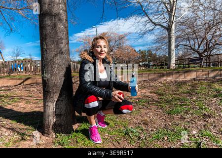 Seniorin, die nach Outdoor-Fitness-Aktivitäten hydriert Stockfoto