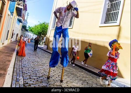 Künstler der Fiestas de la Calle San Sebastián laufen am Freitag, 16. Januar 2026, in einer Seitenstraße in San Juan, Puerto Rico. Stockfoto