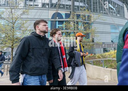 Manchester, UK, 19. April 2026: Arsenal Fans vor Manchester City gegen Arsenal im Etihad Stadium, Manchester, Adam Edwards/Alamy Live News Stockfoto