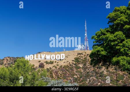 Los Angeles, Kalifornien, USA - 20. Oktober 2024: Hollywood-Schild auf den Hügeln, vom grünen Park aus gesehen, wo sich die Menschen im Freien entspannen Stockfoto