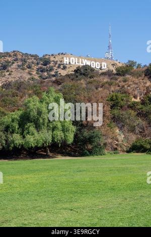 Los Angeles, Kalifornien, USA - 20. Oktober 2024: Hollywood-Schild auf den Hügeln, vom grünen Park aus gesehen, wo sich die Menschen im Freien entspannen Stockfoto