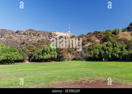 Los Angeles, Kalifornien, USA - 20. Oktober 2024: Hollywood-Schild auf den Hügeln, vom grünen Park aus gesehen, wo sich die Menschen im Freien entspannen Stockfoto