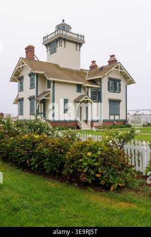 Los Angeles, Kalifornien, USA - 20. Oktober 2024: Point Fermin Lighthouse, historisches Holzhaus mit weißem Zaun und Garten Stockfoto