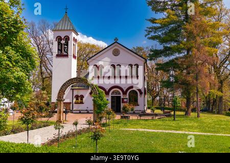 Historische Weiße Kirche Fassade Glockenturm Stockfoto