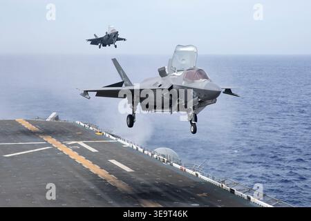 Philippinische See, Internationale Gewässer. 26. Juni 2022. Das US Marine Corps F-35B Lightning II Tarnflugzeug, das der Green Knights of Marine Fighter Attack Squadron 121 zugeordnet ist, landet vertikal auf dem Flugdeck des Amphibienangriffsschiffs USS Tripoli während der Übung Valiant Shield, 26. Juni 2022 auf der Philippinischen See. Quelle: Sgt. Jackson Ricker/USA Marine Corp Photo/Alamy Live News Stockfoto