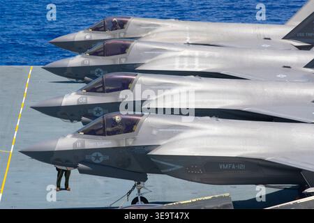 Philippinische See, Internationale Gewässer. 12. Juni 2022. US Marine Corps F-35B Lightning II Tarnflugzeug, das der Green Knights of Marine Fighter Attack Squadron 121 zugewiesen wurde, stand auf dem Flugdeck des amphibischen Angriffsschiffs USS Tripoli während der Übung Valiant Shield am 12. Juni 2022 auf der Philippinischen See zur Verfügung. Kredit: MCS Austyn Riley/USA Navy Photo/Alamy Live News Stockfoto