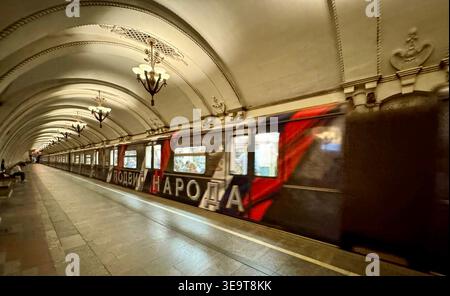 Moskau, Russland, 07. September 2024, thematischer Zug „Siegeszug“ am Bahnsteig der U-Bahn-Station Moskau. Moskau, Stadt, Russland Stockfoto