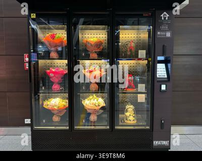 Danzig, Polen, 10. September 2024, Blumenladen am Flughafen Danzig in einem 24 Stunden geöffneten Automaten mit schönen frischen verschiedenen Blumen Stockfoto