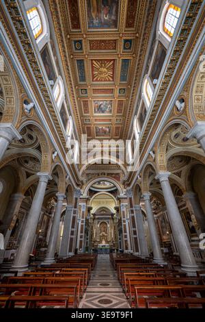 Rom, Italien - 29. August 2025: Zentrales Schiff der Basilika des Heiligen Herzens Jesu in Rom, mit Kassettendecke, Marmorsäulen, seitlicher ais Stockfoto