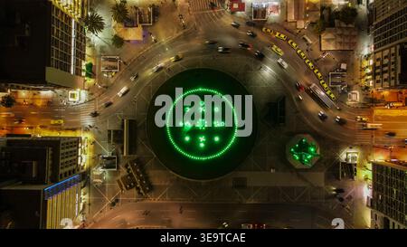 Drohnenansicht des Omonia-Platzes bei Nacht mit langen Lichtwegen, Athen, Griechenland Stockfoto