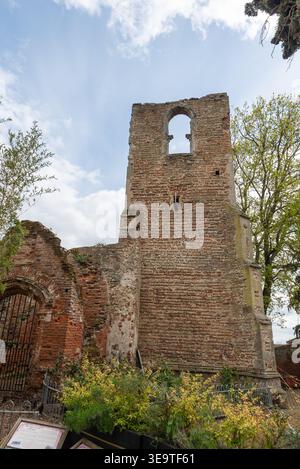 All Saints' Church auf dem Gelände des Colchester Zoo, Essex, Großbritannien. Aus dem 13. Jahrhundert ehemalige Pfarrkirche von Great Stanway. Ruinen teilweise restauriert Stockfoto