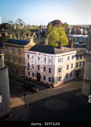 Drohnenblick auf den King's Arms Pub in der Broad Street, Oxford, in warmes Morgenlicht getaucht mit der Bodleian Library dahinter Stockfoto