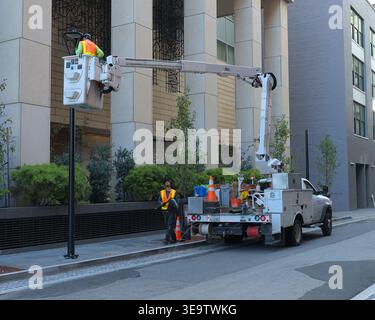 San Francisco, USA. Februar 2026. Stadtarbeiter reparieren eine Lampe im Finanzviertel. Thomas Hunter II/Alamy Live News Stockfoto