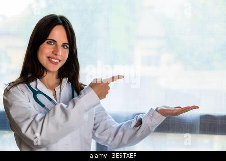 Weibliche Ärztin zeigt und zeigt Leerraum Stockfoto