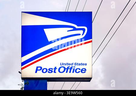 Theodore, Alabama, USA - 15. Februar 2025: Ein Schild des United States Post Office ist in Theodore, Alabama, abgebildet. Das aktuelle USPS-Logo wurde 1993 angenommen. Stockfoto