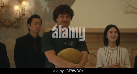 ERSCHEINUNGSDATUM: 16. April 2026 TITEL: Beef: Staffel 2 STUDIO: Netflix REGISSEUR: Lee Sung Jin PLOT: Ein junges Paar wird Zeuge eines alarmierenden Kampfes zwischen seinem Boss und seiner Frau, der in der elitären Welt eines Country Clubs und seines koreanischen Milliardärs Schachzüge auslöst. DIE HAUPTROLLE: Charles Melton als Austin Davis, Seoyeon Jang als Eunice. NUR REDAKTIONELLE VERWENDUNG! Nicht für kommerzielle ZWECKE! Stockfoto