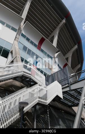 Außentreppe mit weißem Metallgeländer und auskragender Dachkonstruktion im Stadion der Amsterdam Bijlmer Arena. Geometrische Architekturdetails mit c Stockfoto