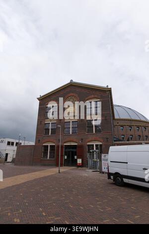 Historische Eingangsfassade des Gefängnisgebäudes Koepelgevangenis in Haarlem, Niederlande, mit roter Backsteinarchitektur unter bedecktem Himmel. Stockfoto