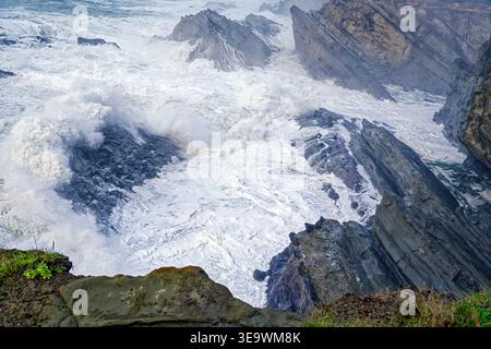 Wellen brechen über die Sandsteinformationen an der Pazifikküste nahe Charleston in Oregon, USA Stockfoto