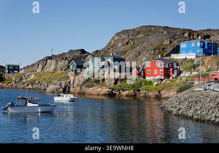 Hafen und farbenfrohe Häuser am Ufer von Sisimiut, der zweitgrößten Stadt Grönlands Stockfoto