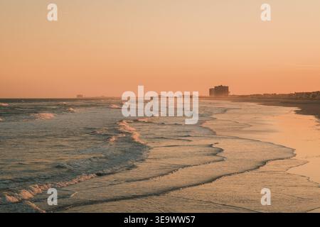 Blick auf den Sonnenuntergang über den Atlantischen Ozean vom Angelpier, Ventnor City, New Jersey Stockfoto