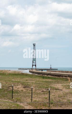 Vertikales Foto eines Wachturms am Lake Michigan, der hoch auf dem Pier am Strand steht und einen Panoramablick auf das Wasser bietet Stockfoto