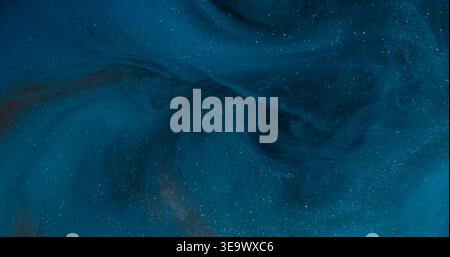 Lack verschüttet. Abstrakter Nebel. Defokussierte lila blaue Farbe Glitzerwolken spritzen Acrylrauch Textur breitet sich auf kreativem Bokeh Hintergrund aus. Stockfoto