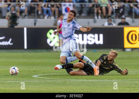 Los Angeles, Usa. April 2026. Beau Leroux (34) von San Jose Earthakes wird von Ryan Porteous (5) des FC Los Angeles während eines MLS-Fußballspiels im BMO Stadium am Sonntag, den 19. April 2026 in Los Angeles bekämpft. Quelle: SOPA Images Limited/Alamy Live News Stockfoto