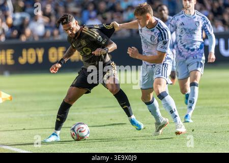 Los Angeles, Usa. April 2026. Denis Bouanga (99) und Reid Roberts (18) von San Jose Earthakes (18) kämpfen bei einem MLS-Fußballspiel im BMO Stadium am Sonntag, den 19. April 2026 in Los Angeles. Quelle: SOPA Images Limited/Alamy Live News Stockfoto