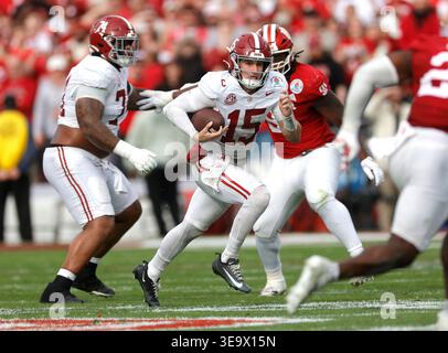 (DATEIFOTOS) ehemaliger Alabama Crimson Tide Quarterback (15) Ty Simpson, der zwischen der 1. Und 2. Runde des NFL Drafts 2026 irgendwo hingehen soll, hier ist er am 1. Januar 2026 gegen die Indiana Hoosiers im Rose Bowl abgebildet. Der NFL Draft wird vom 23. Bis 25. April 2026 in Pittsburgh, Pennsylvania, stattfinden. (Obligatorischer Kredit: Marvin Jimenez / MarinMedia.org) (absoluter vollständiger Fotograf und Credits erforderlich) Stockfoto