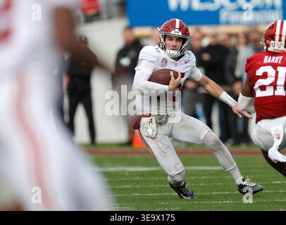 (DATEIFOTOS) ehemaliger Alabama Crimson Tide Quarterback (15) Ty Simpson, der zwischen der 1. Und 2. Runde des NFL Drafts 2026 irgendwo hingehen soll, hier ist er am 1. Januar 2026 gegen die Indiana Hoosiers im Rose Bowl abgebildet. Der NFL Draft wird vom 23. Bis 25. April 2026 in Pittsburgh, Pennsylvania, stattfinden. (Obligatorischer Kredit: Marvin Jimenez / MarinMedia.org) (absoluter vollständiger Fotograf und Credits erforderlich) Stockfoto