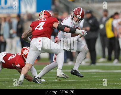 (DATEIFOTOS) ehemaliger Alabama Crimson Tide Quarterback (15) Ty Simpson, der zwischen der 1. Und 2. Runde des NFL Drafts 2026 irgendwo hingehen soll, hier ist er am 1. Januar 2026 gegen die Indiana Hoosiers im Rose Bowl abgebildet. Der NFL Draft wird vom 23. Bis 25. April 2026 in Pittsburgh, Pennsylvania, stattfinden. (Obligatorischer Kredit: Marvin Jimenez / MarinMedia.org) (absoluter vollständiger Fotograf und Credits erforderlich) Stockfoto