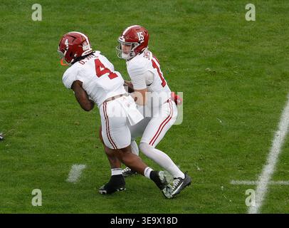 (DATEIFOTOS) ehemaliger Alabama Crimson Tide Quarterback (15) Ty Simpson, der zwischen der 1. Und 2. Runde des NFL Drafts 2026 irgendwo hingehen soll, hier ist er am 1. Januar 2026 gegen die Indiana Hoosiers im Rose Bowl abgebildet. Der NFL Draft wird vom 23. Bis 25. April 2026 in Pittsburgh, Pennsylvania, stattfinden. (Obligatorischer Kredit: Marvin Jimenez / MarinMedia.org) (absoluter vollständiger Fotograf und Credits erforderlich) Stockfoto