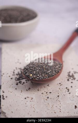 Chiasamen auf einem Holzlöffel zum Kochen bereit Stockfoto