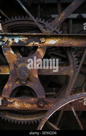 Nahaufnahme eines großen rostfreien Getriebes auf alten landwirtschaftlichen Geräten, die aufgegeben wurden Stockfoto