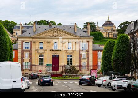 Das neoklassizistische Palais de Justice von Dreux mit der Kuppel der Chapelle Royale Saint-Louis, sichtbar auf dem Hügel, Frankreich Stockfoto