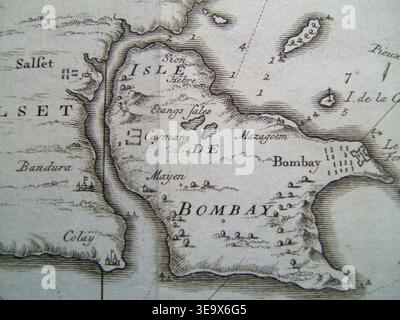 Jacques-Nicolas Bellin (1703–1772) war ein französischer Hydrograph. Isle de Bombay (1750er Jahre) kartographiert die Insel, wie in Prevosts Histoire générale des Voyages dokumentiert. Der historische Fotodruck reproduziert einen sehr großen Scan der Karte. Stockfoto